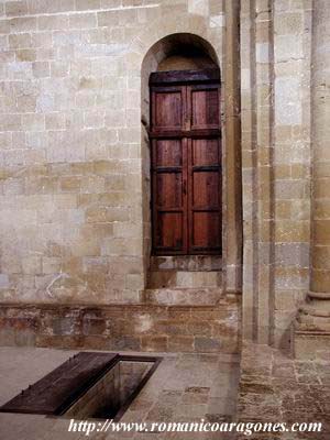 PUERTA EN CABECERA DE MURO NORTE Y ACCESO DESDE LA CRIPTA